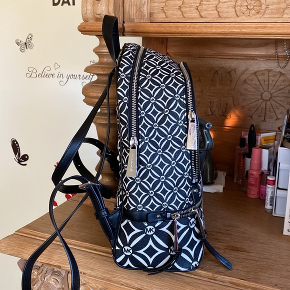 Michael Kors adjustable medium size backpack - Picture 8 of 15